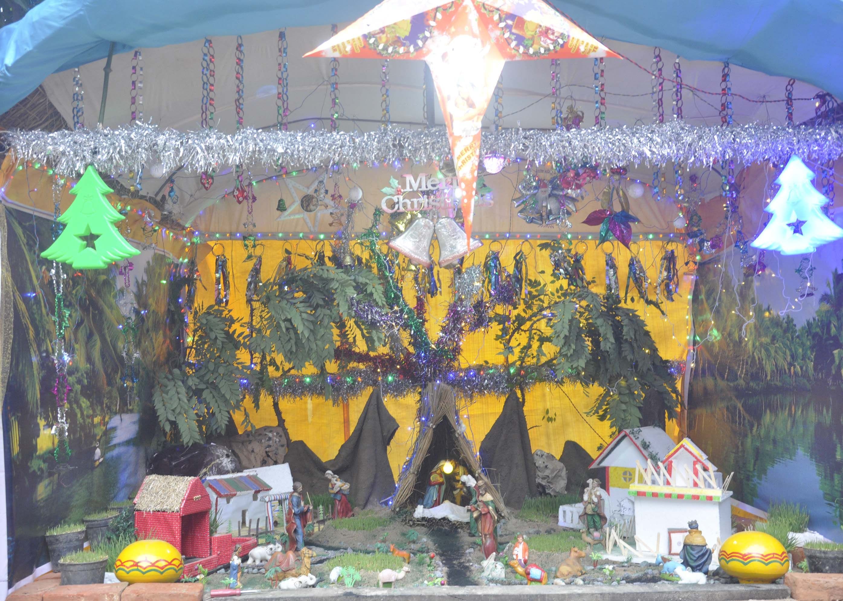 क्रिसमस के आगमन की तैयारी में दहिलामऊ क्रिश्चियन कालोनी में सजी झांकी। क्रिसमस के आगमन की तैयारी में दहिलामऊ क्रिश्चियन कालोनी में सजी झांकी।