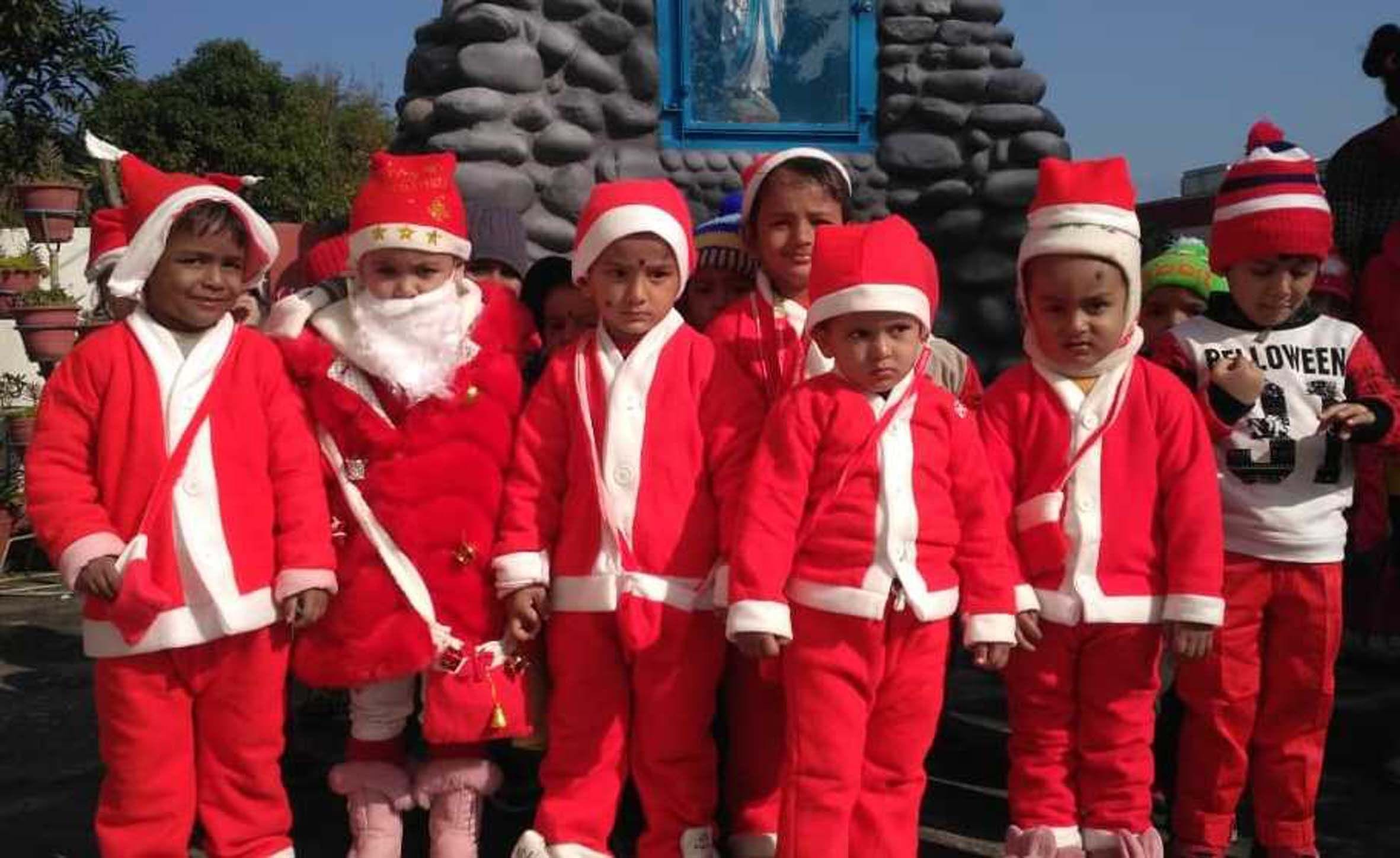 टनकपुर में क्रिसमस डे पर बने सेंटाक्लॉज और अन्य सजेधजे बच्चे। टनकपुर में क्रिसमस डे पर बने सेंटाक्लॉज और अन्य सजेधजे बच्चे।