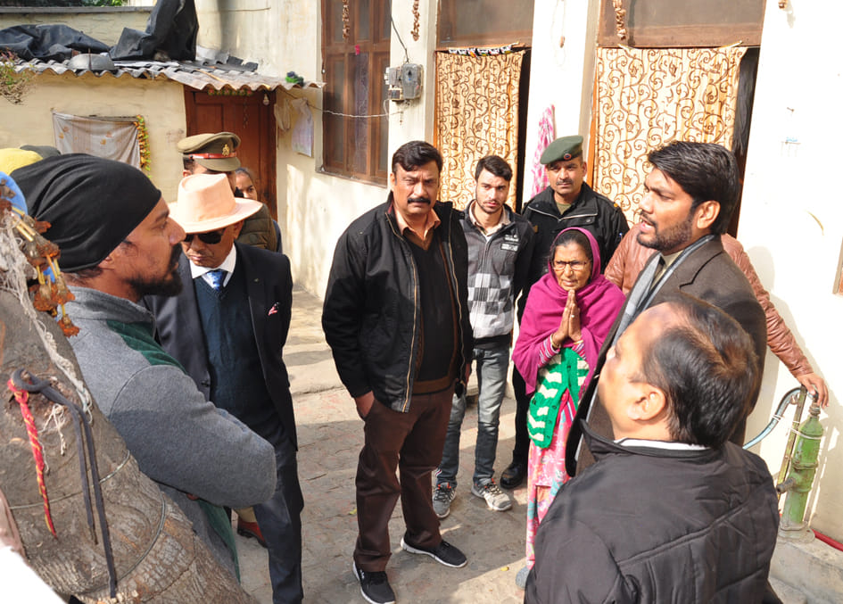 कस्तूरबा गांधी परिसर खलासी लाइन क्षेत्र में मकान खाली कराने पहुंचे सिटी मजिस्ट्रेट व निगम अधिका कस्तूरबा गांधी परिसर खलासी लाइन क्षेत्र में मकान खाली कराने पहुंचे सिटी मजिस्ट्रेट व निगम अधिका