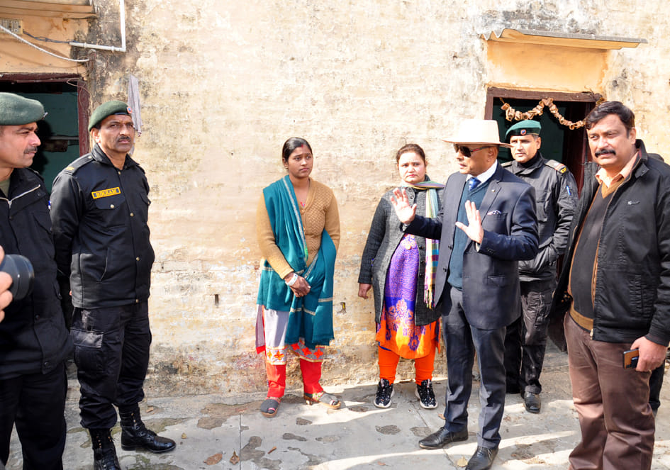 कस्तूरबा गांधी परिसर खलासी लाइन क्षेत्र में मकान खाली कराते निगम अधिकारी कस्तूरबा गांधी परिसर खलासी लाइन क्षेत्र में मकान खाली कराते निगम अधिकारी