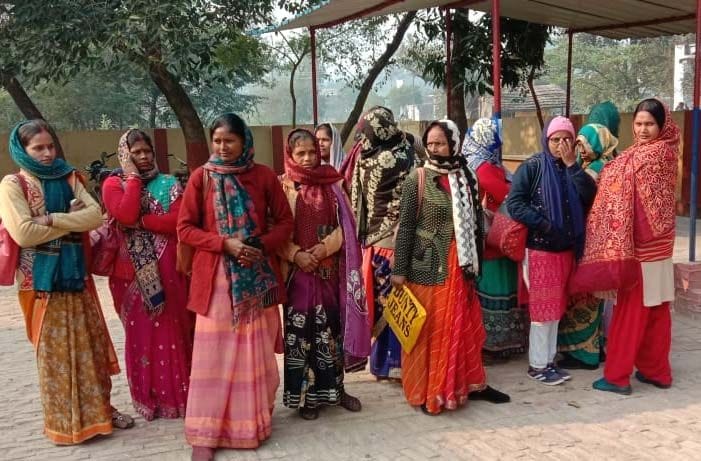 गौरा सीएचसी में सपा नेता द्वारा चिकित्साधिकारी से मारपीट के बाद फतनपुर थाने पहुंचे स्वास्थ्य कर