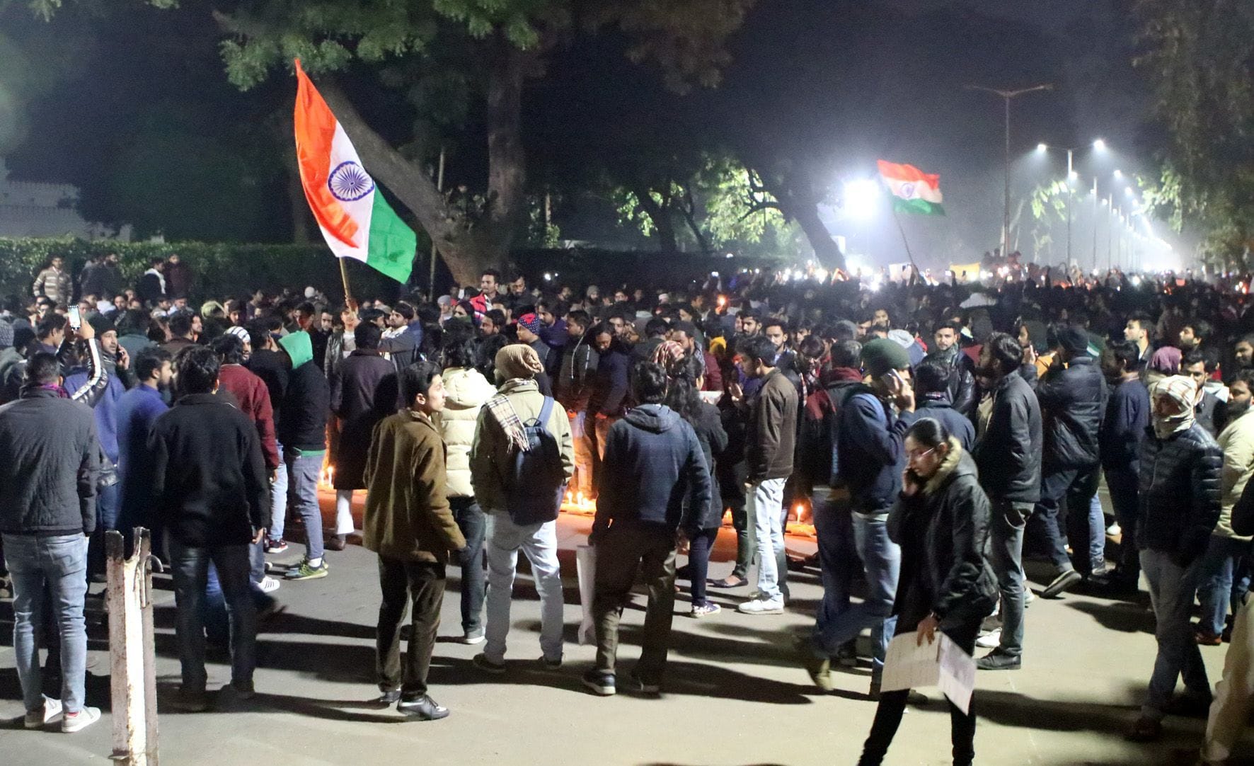 नागरिकता संशोधन कानून के विरोध में एएमयू के बाबे सैयद पर कैंडल मार्च के दौरान जुटे छात्र-छात्राए? नागरिकता संशोधन कानून के विरोध में एएमयू के बाबे सैयद पर कैंडल मार्च के दौरान जुटे छात्र-छात्राए?