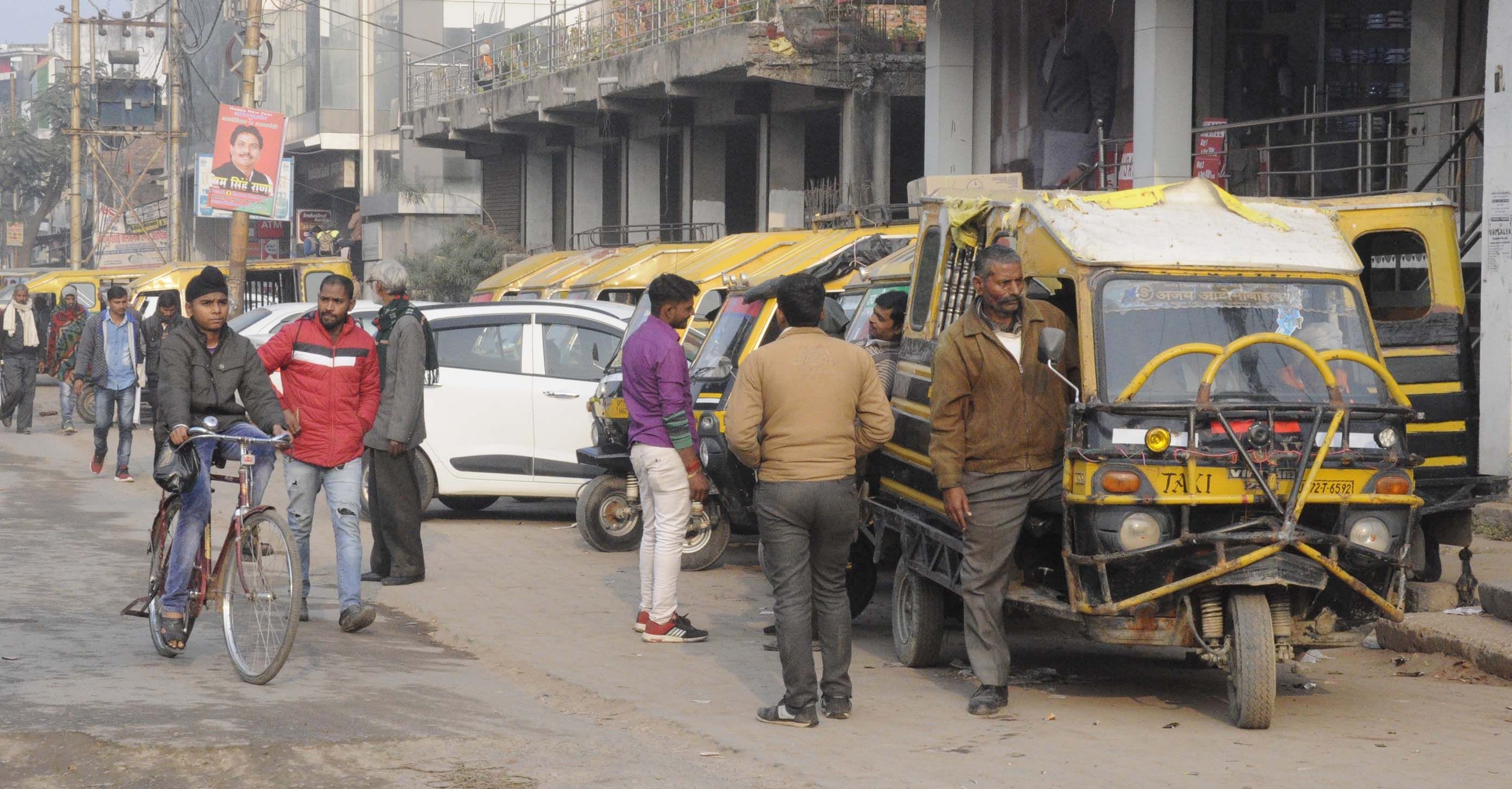 ट्रेजरी चौराहे पर लगा टैम्पो अड्डा।
