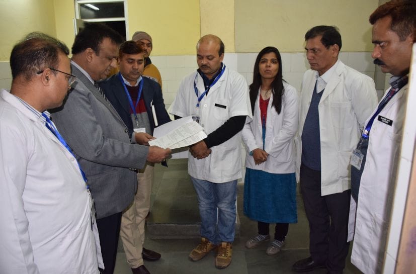 रुद्रपुर के जिला अस्पताल में दस्तावेजों की जांच करते डॉ. अमरीष त्रिपाठी। रुद्रपुर के जिला अस्पताल में दस्तावेजों की जांच करते डॉ. अमरीष त्रिपाठी।