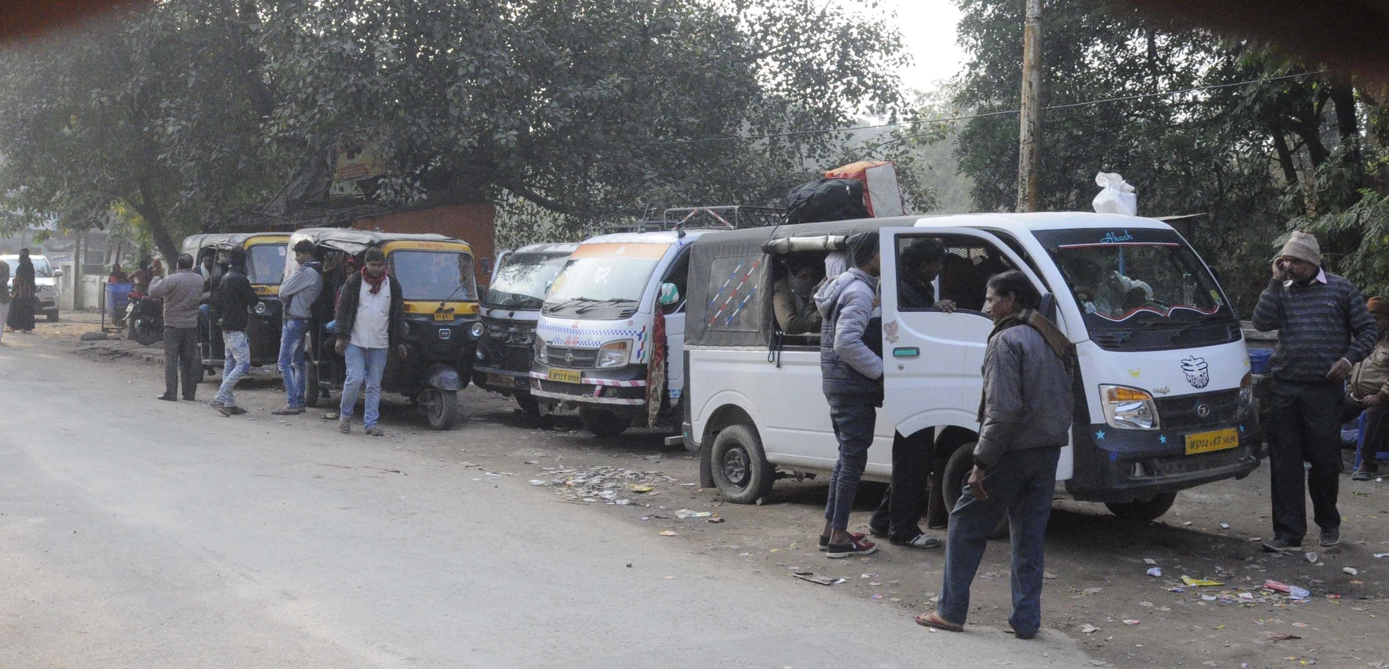 राजापाल चौराहे पर लगा डग्गामार वाहनों का अड्डा।