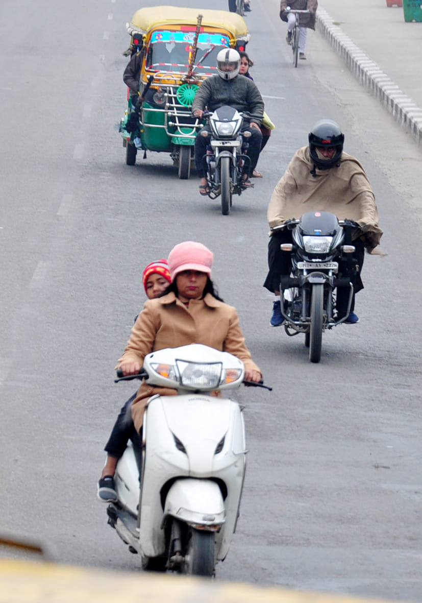 सहारनपुर में रेलवे रोड ठिठरती ठंड में गर्म कपडो का सहारा लेता परिवार