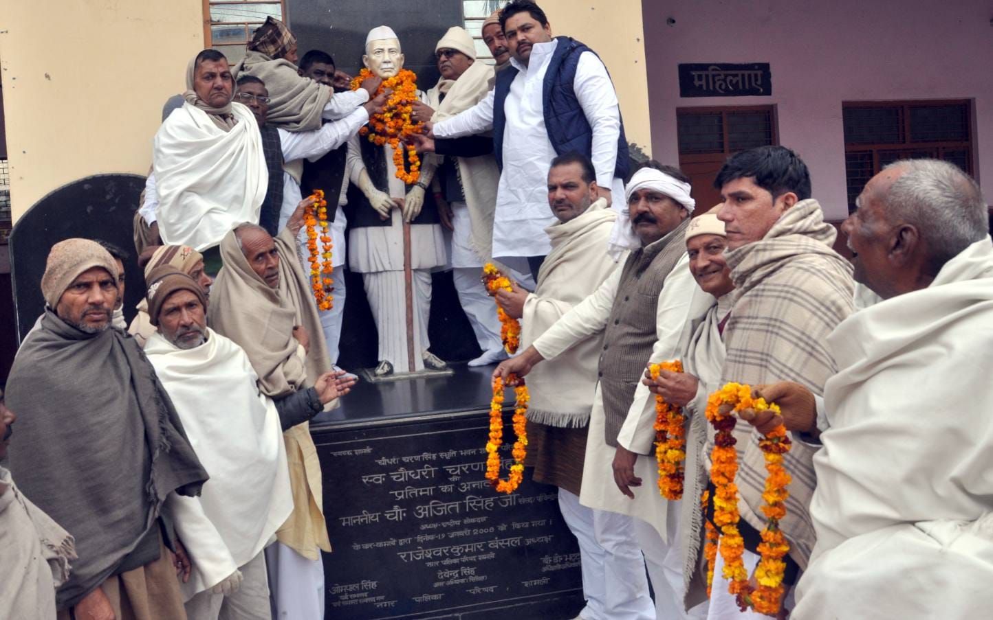 शामली में माजरा रोड पर चौधरी चरण सिंह की प्रतिमा पर माल्यार्पण करते सपा कार्यकर्ता। शामली में माजरा रोड पर चौधरी चरण सिंह की प्रतिमा पर माल्यार्पण करते सपा कार्यकर्ता।