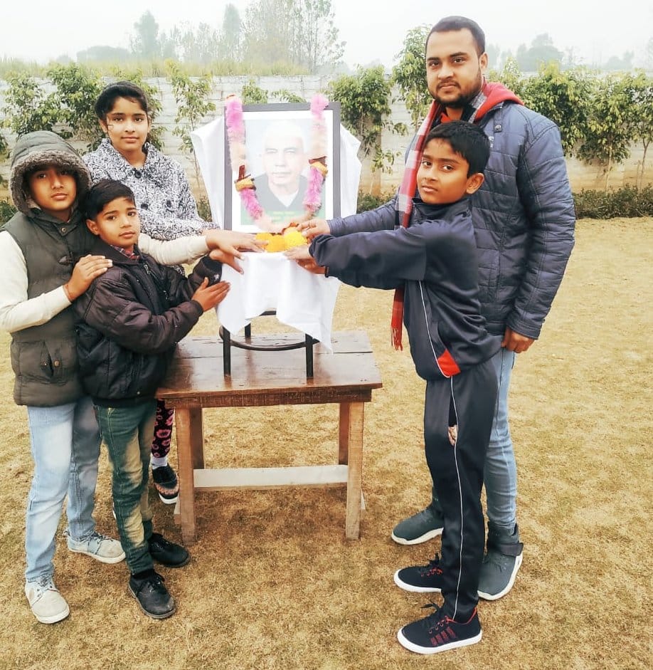 जलालाबाद के ग्रीन वैली पब्लिक स्कूल में चौधर चरण सिंह के चित्र पुष्पअर्पित करते छात्र और शिक्षक? जलालाबाद के ग्रीन वैली पब्लिक स्कूल में चौधर चरण सिंह के चित्र पुष्पअर्पित करते छात्र और शिक्षक?
