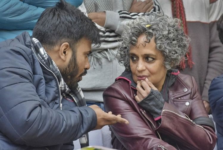 एनपीआर के लिए नाम पूछें तो रंगा-बिल्ला बताएं और पता पीएम के घर का लिखवाएं: अरुंधति रॉय Arundhati Roy