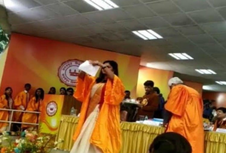 सीएए की प्रति फाड़ती छात्रा