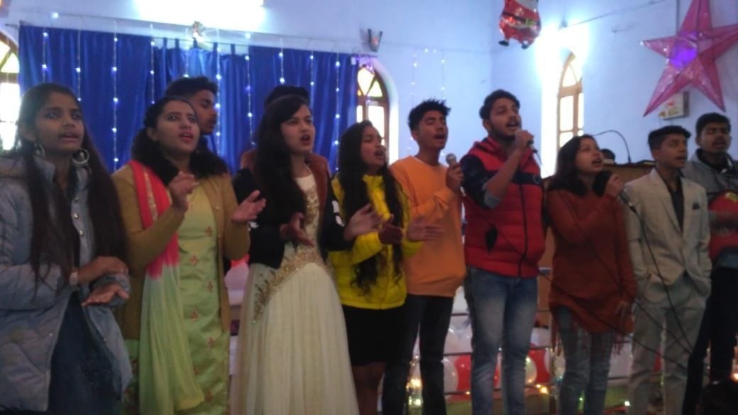 क्रिसमस डे कार्यक्रम में टनकपुर के मेथोडिस्ट चर्च में युवा। क्रिसमस डे कार्यक्रम में टनकपुर के मेथोडिस्ट चर्च में युवा।