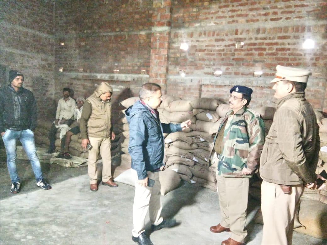 मकान के अंदर रखा सरकारी खाद्यान्न मौके पर एसडीएम व सीओ मकान के अंदर रखा सरकारी खाद्यान्न मौके पर एसडीएम व सीओ