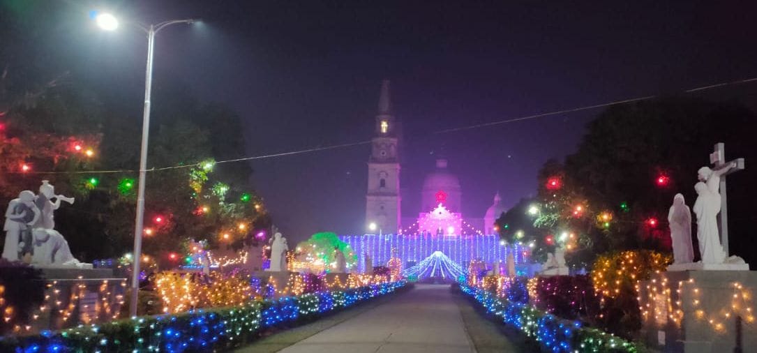 क्रिसमस पर रंग बिरंगी लाइटों से जगमग हुआ सरधना चर्च।