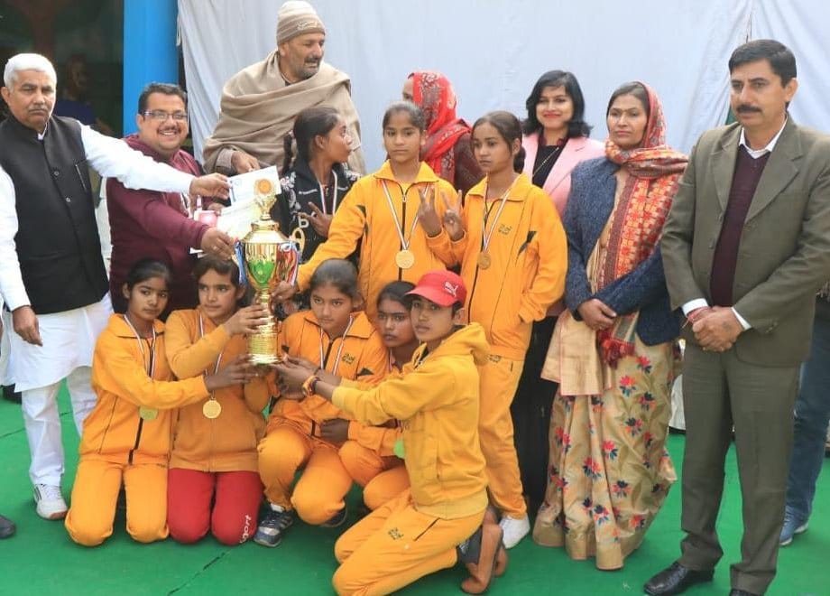 बाबरी क्षेत्र के ब्रहम ज्योति पब्लिक स्कूल कासमपुर में ट्रॉफी दिखाती छात्राएं व मौजूद जिला पंच? बाबरी क्षेत्र के ब्रहम ज्योति पब्लिक स्कूल कासमपुर में ट्रॉफी दिखाती छात्राएं व मौजूद जिला पंच?