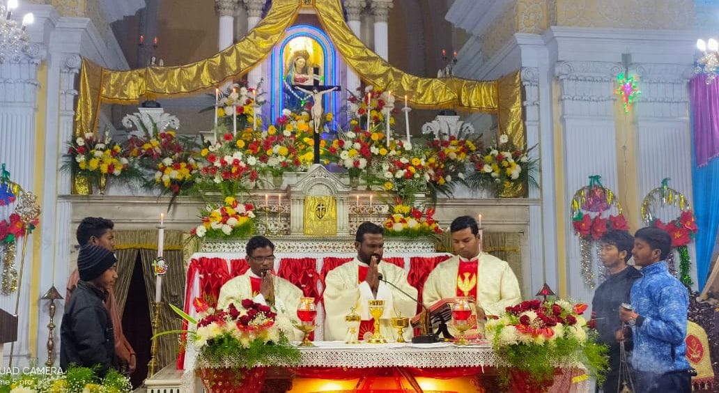 सरधना चर्च में प्रभु यीशु के जन्म पर प्रार्थना कराते फादर पाक्य नाथन और फादर ससिन बाबू।