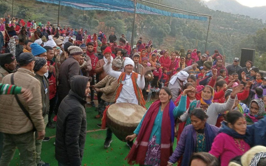 जारा जिबली महोत्सव में ढोल नगाड़ों की धुन पर नृत्य करते ग्रामीण।  अमर उजाला