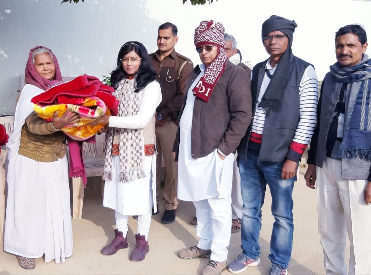 हरदोई के मल्लावां में कंबल वितरित करतीं पूर्व सांसद अंजू बाला। संवाद न्यूज एजेंसी हरदोई के मल्लावां में कंबल वितरित करतीं पूर्व सांसद अंजू बाला। संवाद न्यूज एजेंसी