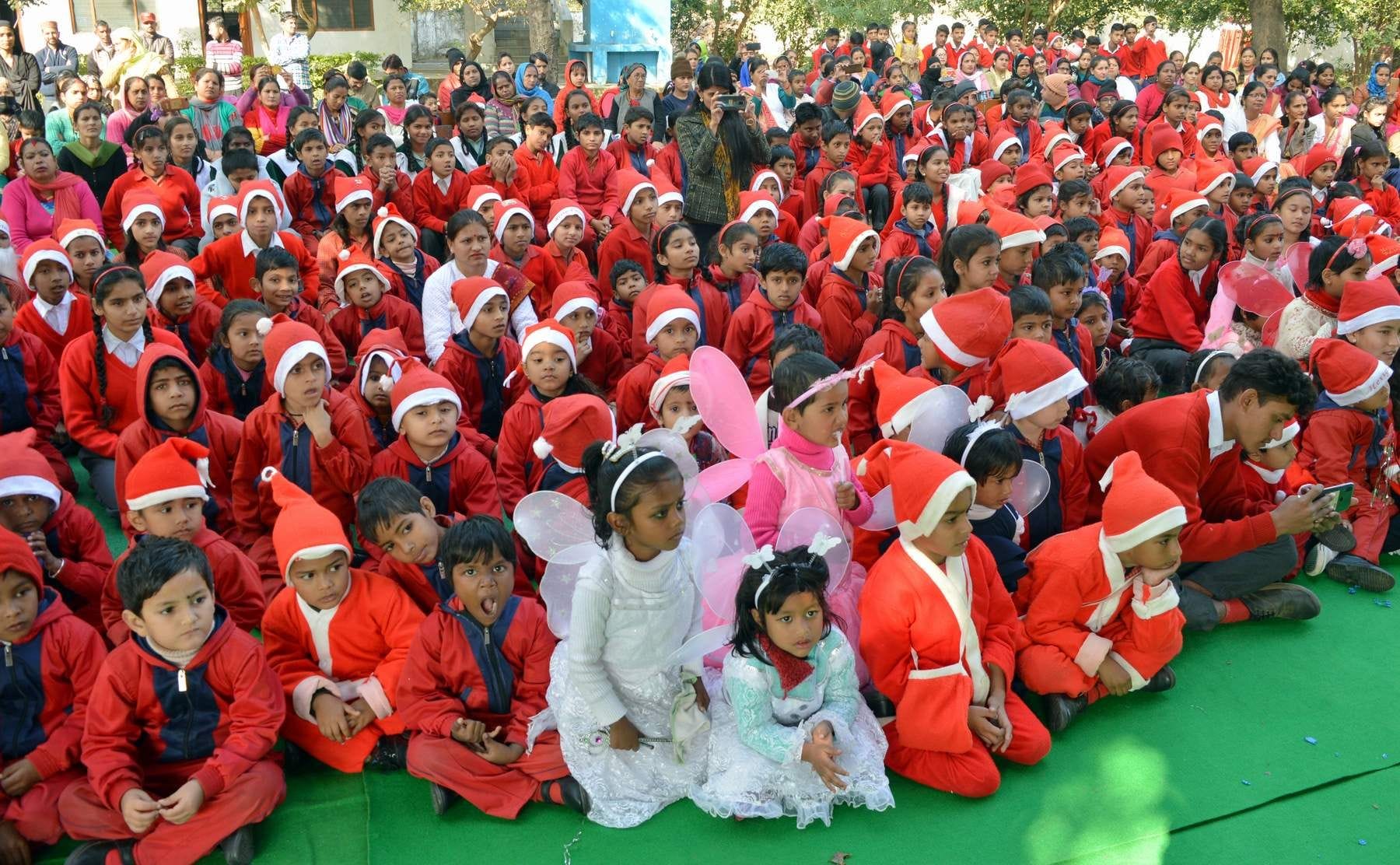 नन्ही दुनिया स्कूल में आयोजित कार्यक्रम में सजे-धजे बच्चे।