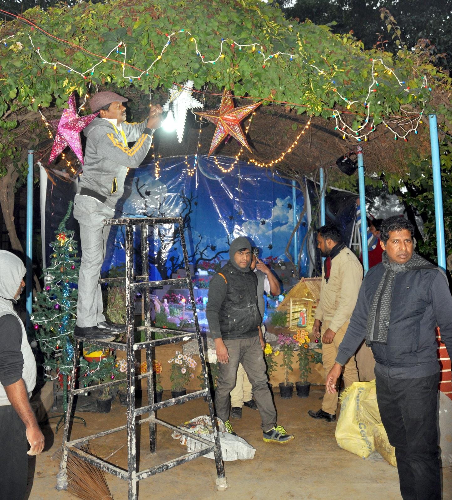 ामली में क्रिसमस डे पर झांकी तैयार करते ईसाइ समाज के लोग ामली में क्रिसमस डे पर झांकी तैयार करते ईसाइ समाज के लोग