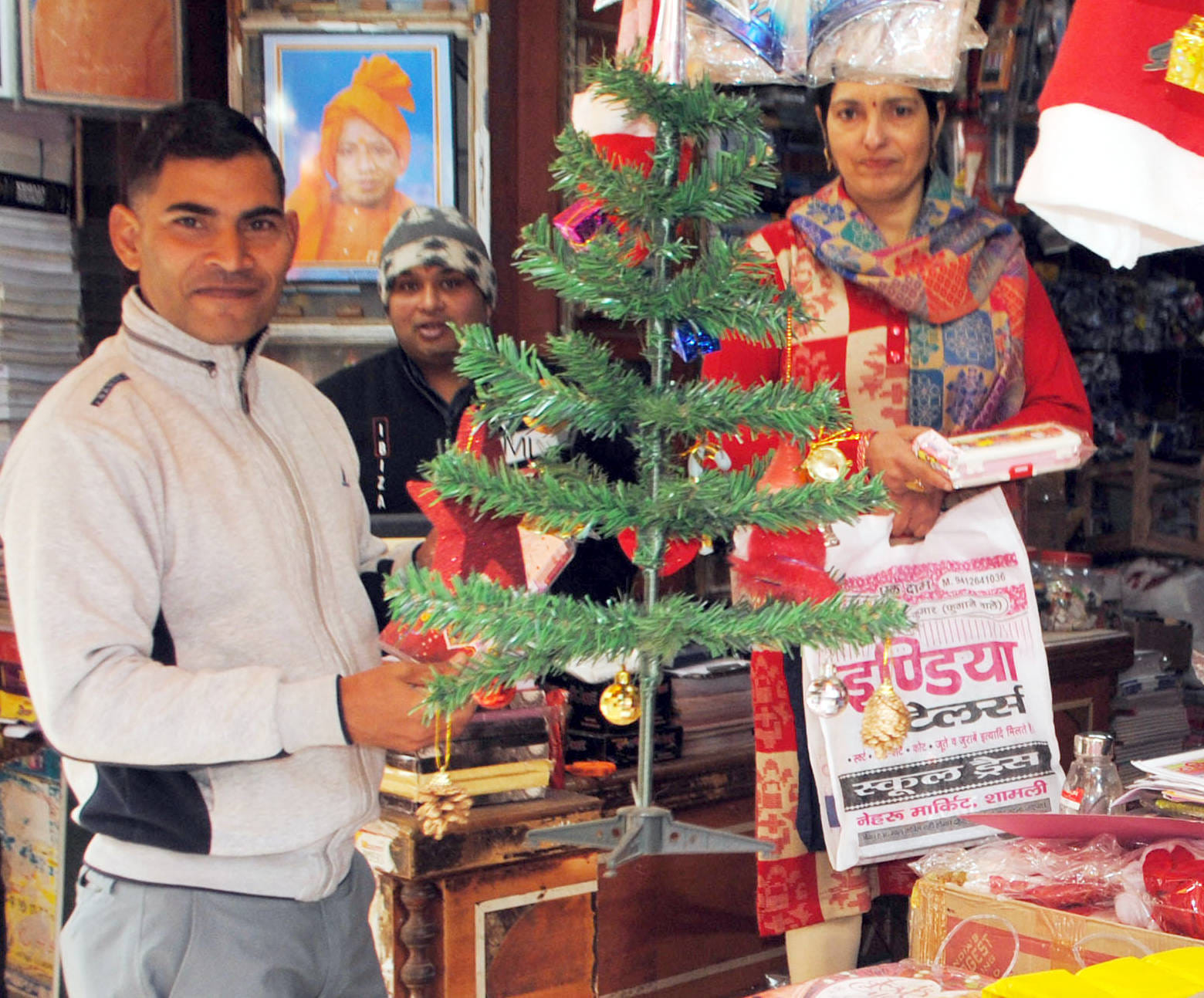 शामली में क्रिसमस डे पर क्रिसमस ट्री की खरिदारी करते महिला व युवक शामली में क्रिसमस डे पर क्रिसमस ट्री की खरिदारी करते महिला व युवक