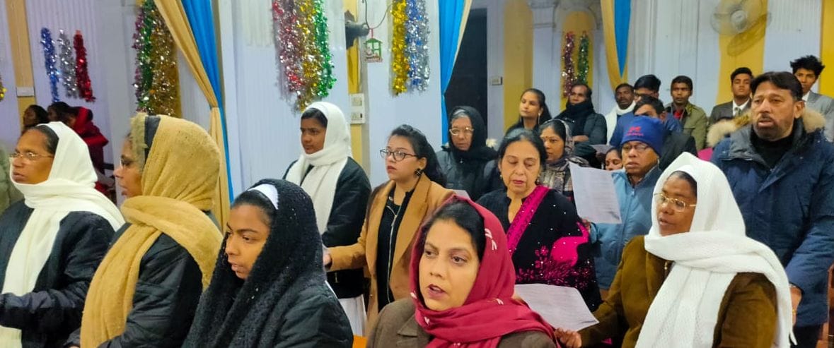 सरधना चर्च में प्रभु यीशु के जन्म पर प्रार्थना में शामिल श्रद्धालु।
