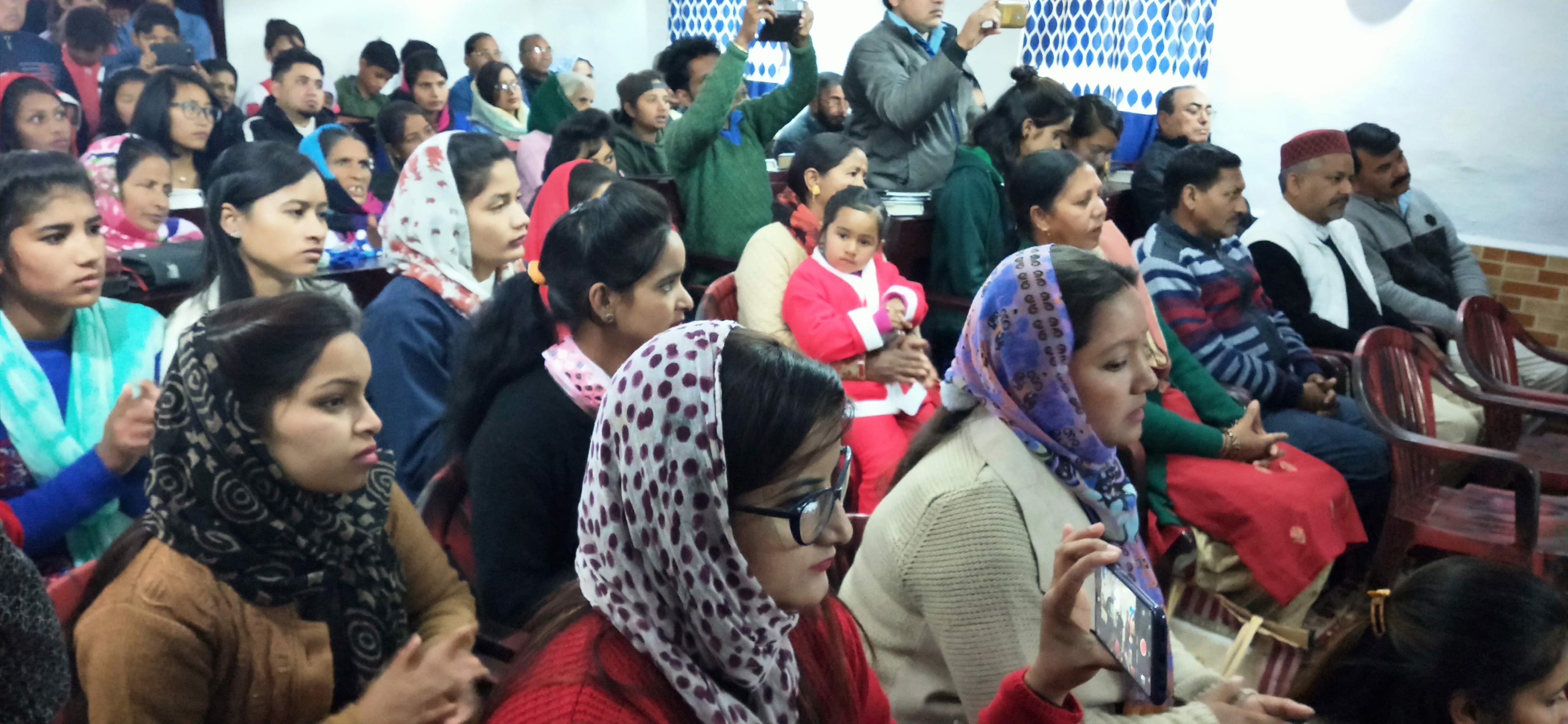 चंपावत के फूलगड़ी चर्च में प्रार्थना सभा में मौजूद लोग। चंपावत के फूलगड़ी चर्च में प्रार्थना सभा में मौजूद लोग।