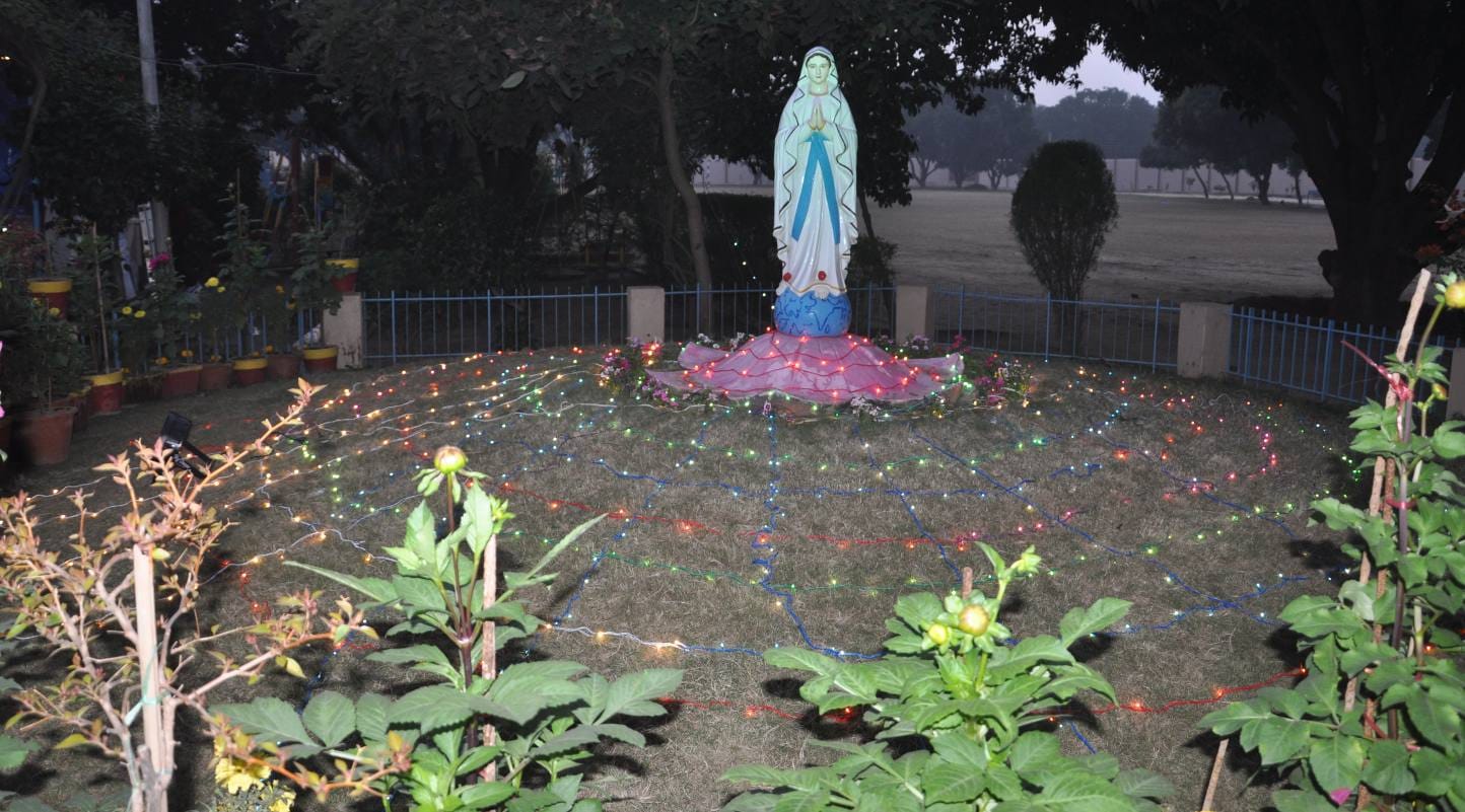 शामली में क्रिसमस डे पर सजा चर्च शामली में क्रिसमस डे पर सजा चर्च