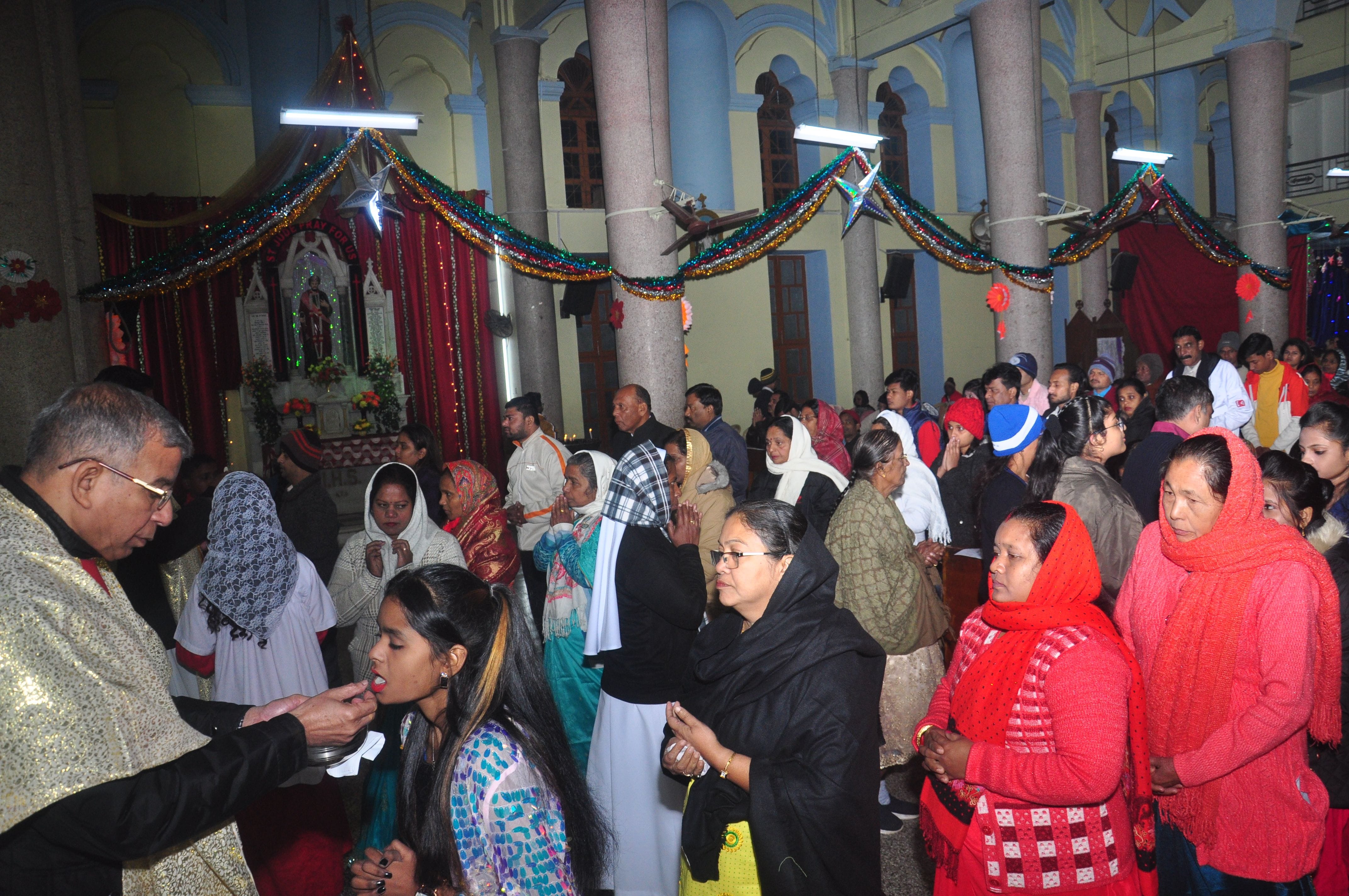 क्रिसमस पर सेंट ज्यूड्स चर्च में लोगों को महाभोग ग्रहण करते फादर। क्रिसमस पर सेंट ज्यूड्स चर्च में लोगों को महाभोग ग्रहण करते फादर।