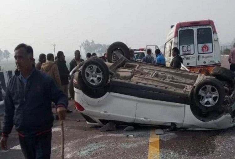हादसे के दौरान पलटी कार व सड़क पर फैला कांच