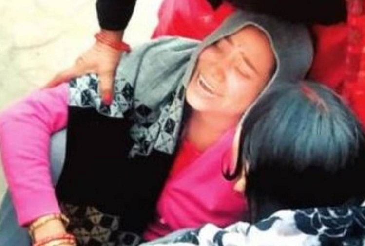 रोते बिलखते परिवारीजन