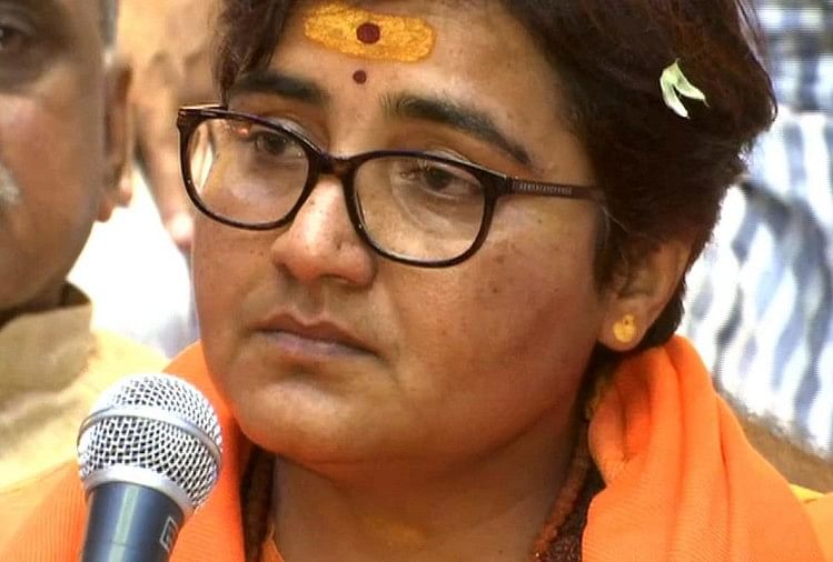एनएसयूआई कार्यकर्ताओं ने लगाए 'आतंकवादी वापस जाओ' के नारे, प्रज्ञा ठाकुर ने कहा गद्दार साध्वी प्रज्ञा ठाकुर (फाइल फोटो)