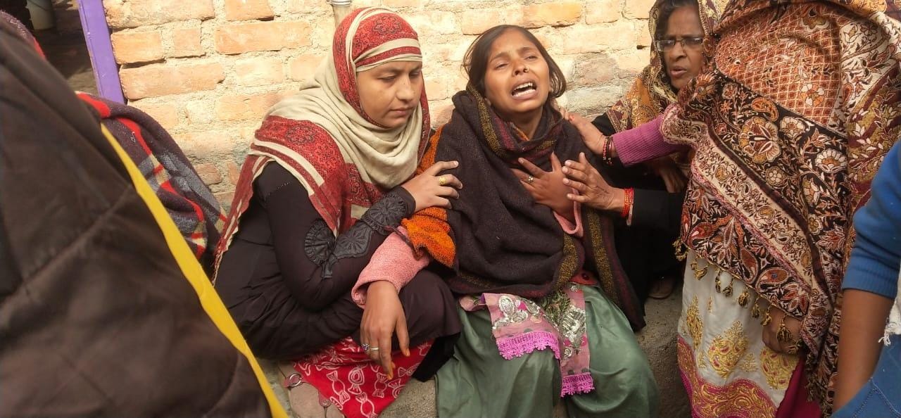 मृतक अजहर की रोती बिलखती मां शबाना। मृतक अजहर की रोती बिलखती मां शबाना।