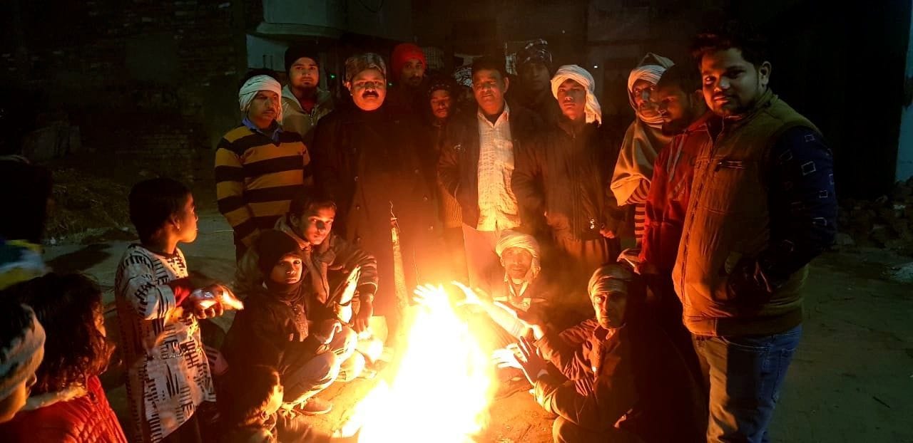 हरदुआगंज नगर पंचायत में अलाव का निरीक्षण करते नगर पंचायत अध्यक्ष तिलकराज यादव।