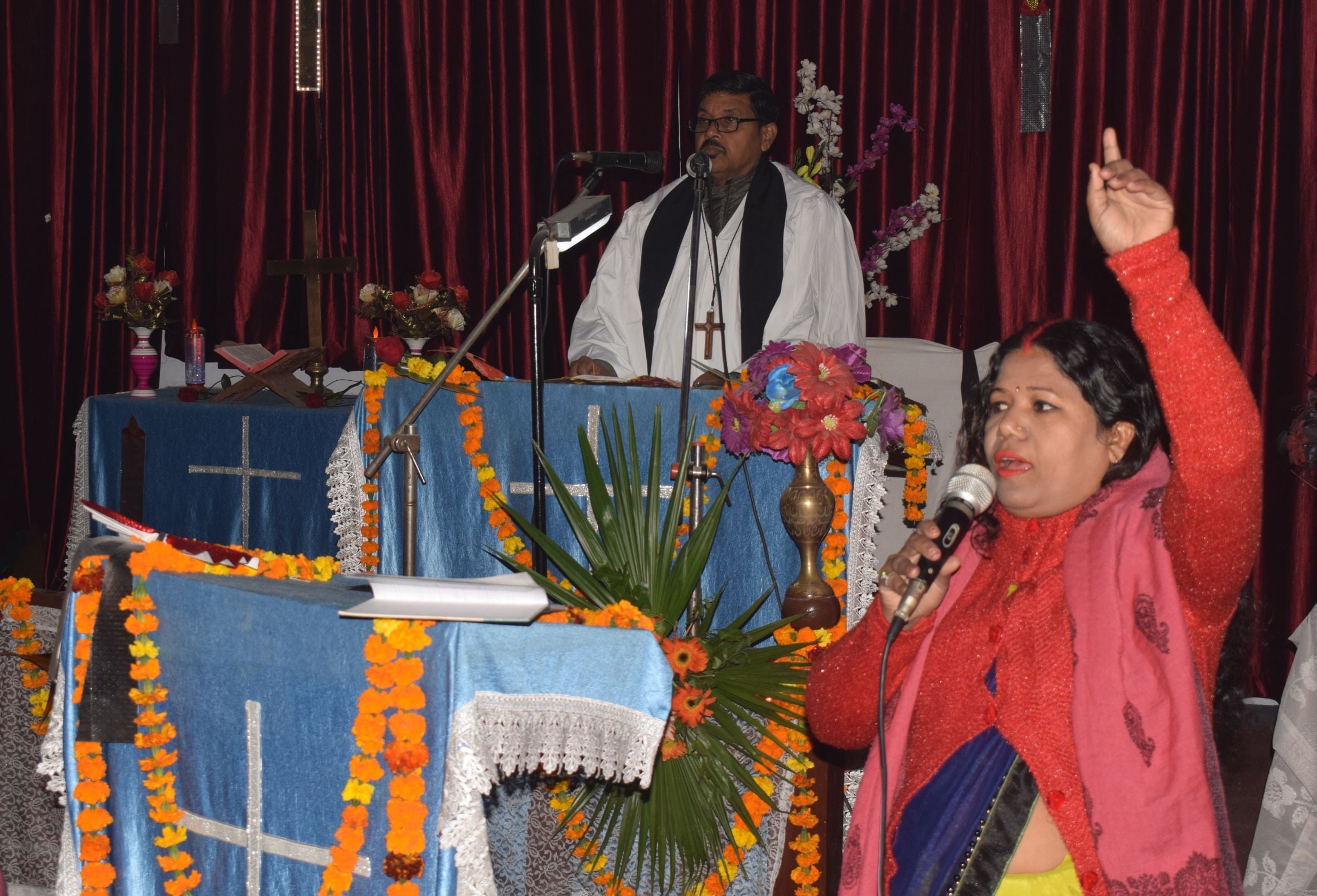 क्रिसमस पर चर्चा में प्रभु यीशु के संदेशों को पढने के दौरान फादर संतोष के सैमुअल व गीत गातीं अर्च? क्रिसमस पर चर्चा में प्रभु यीशु के संदेशों को पढने के दौरान फादर संतोष के सैमुअल व गीत गातीं अर्च?