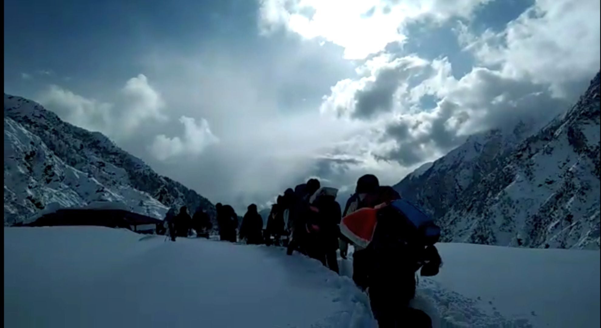 बीते 12-13 दिसंबर को केदारनाथ में हुई भारी बर्फबारी के बाद से धाम से सोनप्रयाग के लिए लौटते मजदूर। फा बीते 12-13 दिसंबर को केदारनाथ में हुई भारी बर्फबारी के बाद से धाम से सोनप्रयाग के लिए लौटते मजदूर। फा