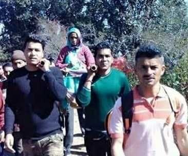 मंच-बकोड़ा रोड में काम शुरू न होने से इस तरह से मरीज को डोली में लाना पड़ता है। (फाइल फोटो) मंच-बकोड़ा रोड में काम शुरू न होने से इस तरह से मरीज को डोली में लाना पड़ता है। (फाइल फोटो)
