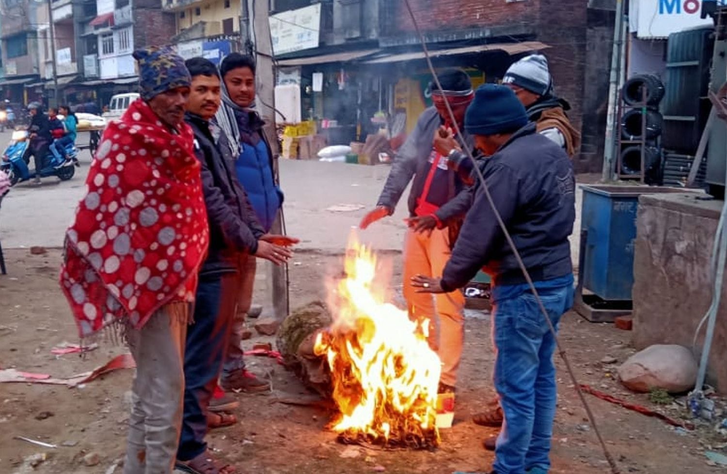 बनबसा बस अड्डे पर अलाव सेंकते यात्री। बनबसा बस अड्डे पर अलाव सेंकते यात्री।
