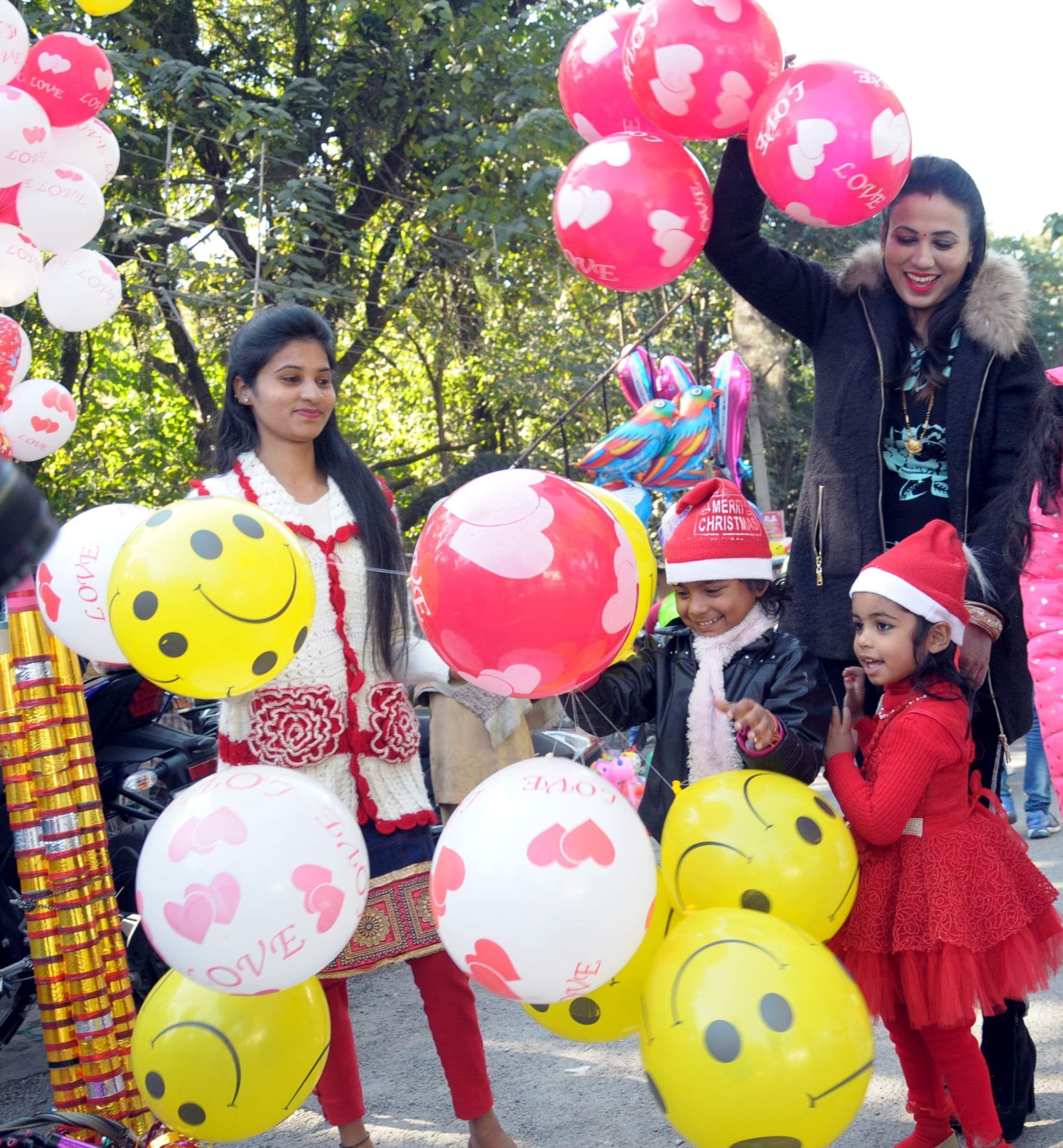 सेंट फ्रांसिस चर्च के पास गुब्बारों की खरीदारी करते बच्चे। सेंट फ्रांसिस चर्च के पास गुब्बारों की खरीदारी करते बच्चे।