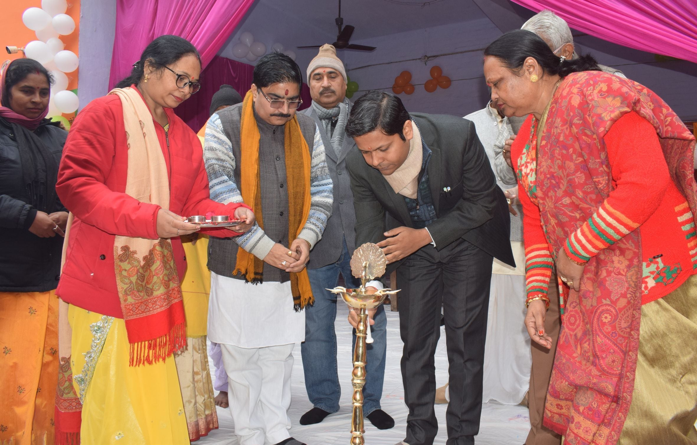 हरदोई के आर्य कन्या इंटर कालेज में शताब्दी वर्ष पर कार्यक्रम का दीप जलाकर शुभारंभ करते जिलाधिका? हरदोई के आर्य कन्या इंटर कालेज में शताब्दी वर्ष पर कार्यक्रम का दीप जलाकर शुभारंभ करते जिलाधिका?