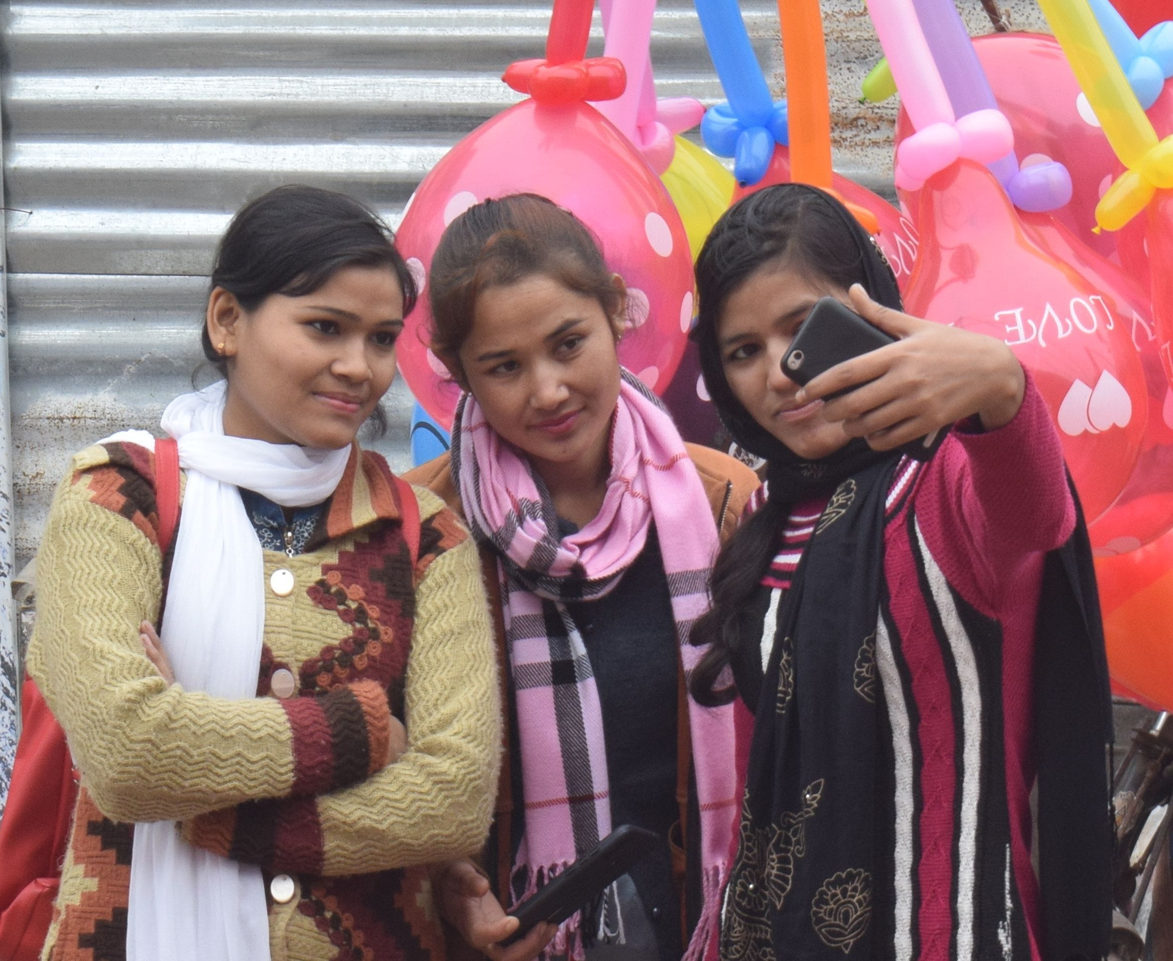 हरदोई के चर्च में मोबाइल से सेल्फी लेती युवतियां। संवाद न्यूज एजेंसी हरदोई के चर्च में मोबाइल से सेल्फी लेती युवतियां। संवाद न्यूज एजेंसी