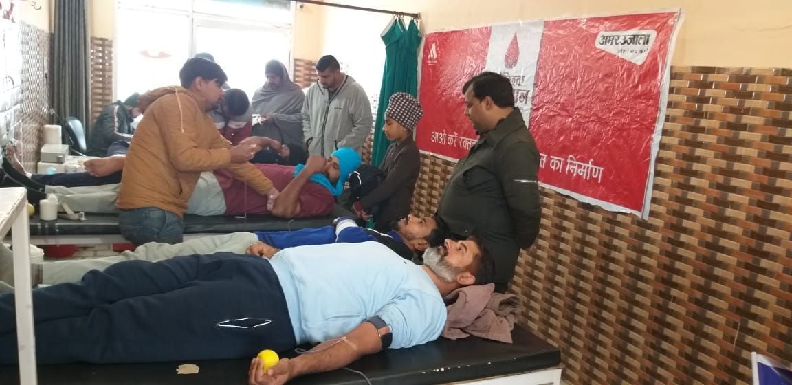 गांव कुलां में अमर उजाला फाउंडेशन व लायंस क्लब द्वारा आयोजित शिविर में रक्तदान करते युवक। गांव कुलां में अमर उजाला फाउंडेशन व लायंस क्लब द्वारा आयोजित शिविर में रक्तदान करते युवक।