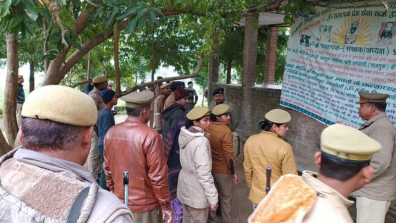 निनावली आश्रम के बाहर लगा पुलिस फोर्स।