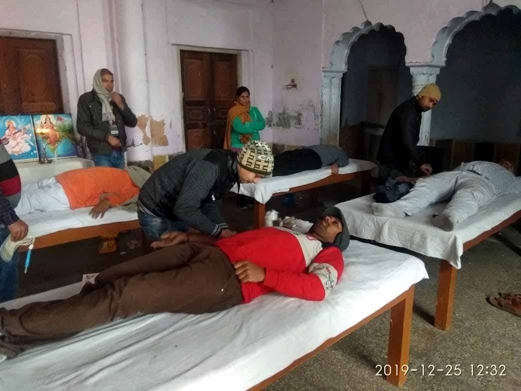 कैराना कटहेरा धर्मशाला में आयोजित शिविर में रक्तदान करते लोग कैराना कटहेरा धर्मशाला में आयोजित शिविर में रक्तदान करते लोग