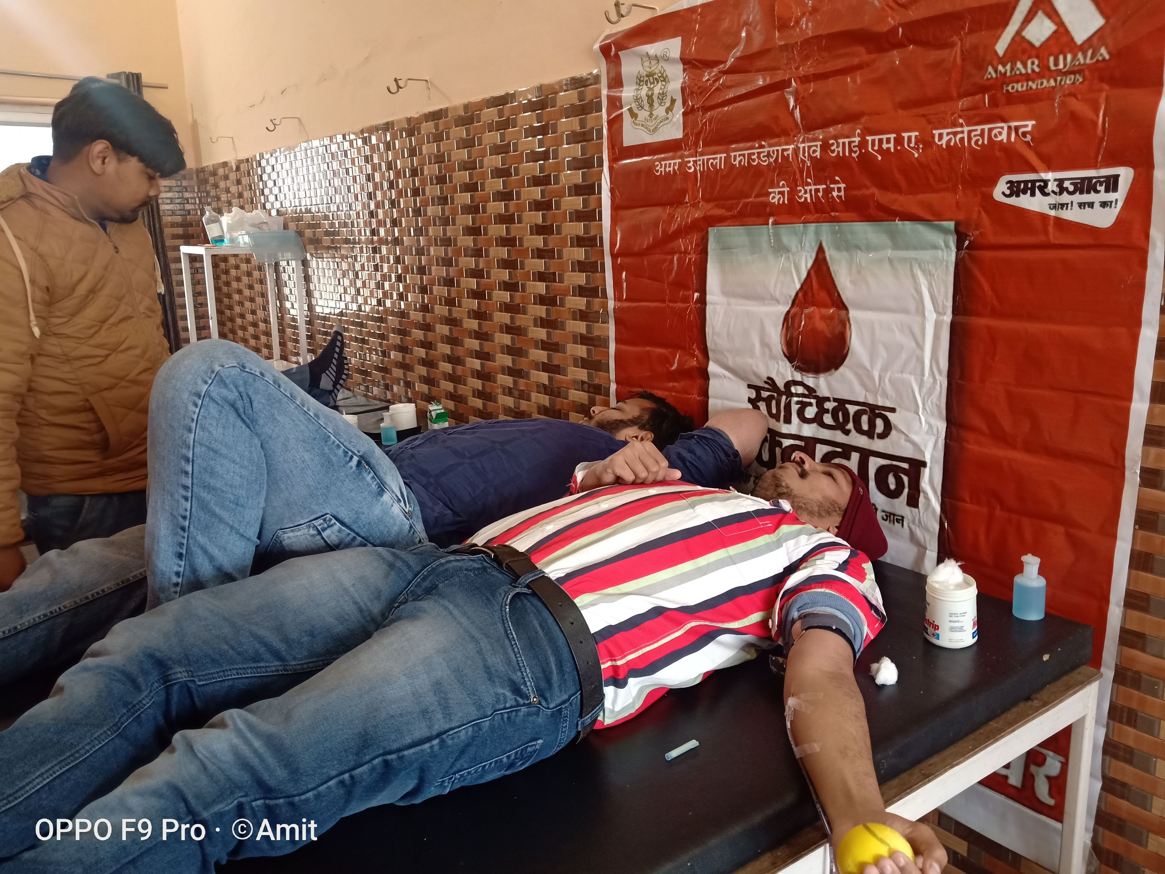 टोहाना के गांव कुलां में आयोजित शिविर में रक्तदान करते गांव के युवक। टोहाना के गांव कुलां में आयोजित शिविर में रक्तदान करते गांव के युवक।