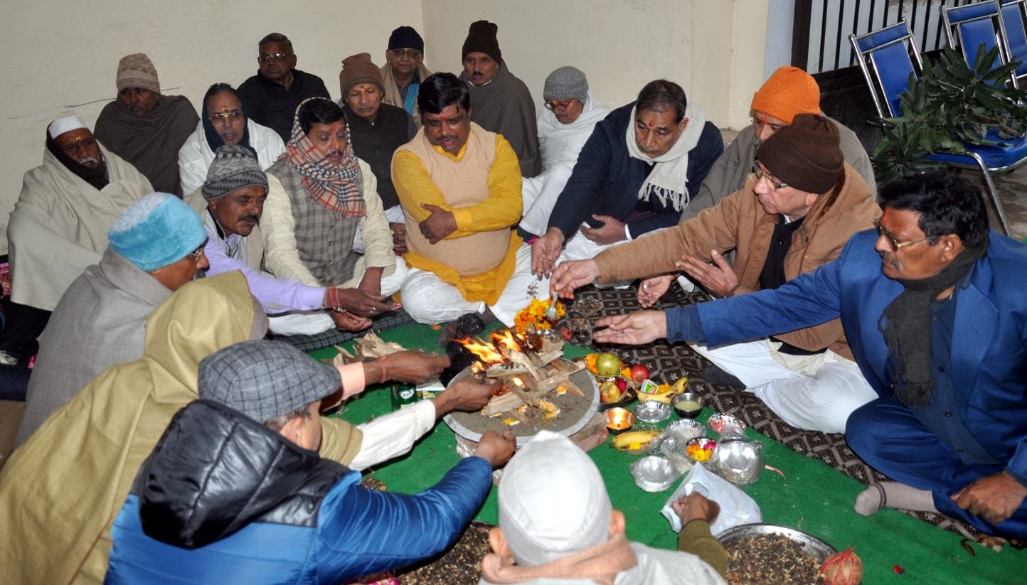 शामली माजरा रोड पर हवन करते ब्राहमण समाज के लोग शामली माजरा रोड पर हवन करते ब्राहमण समाज के लोग