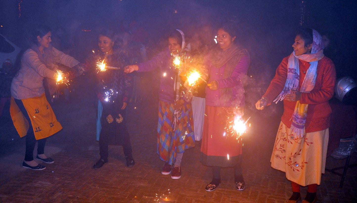 शामली कैराना रोड पर सेंटफ्रासिंस स्कूल के चर्च में प्रभू यीशू के जन्मदिवस आतिशबाजी करती महिलाए? शामली कैराना रोड पर सेंटफ्रासिंस स्कूल के चर्च में प्रभू यीशू के जन्मदिवस आतिशबाजी करती महिलाए?