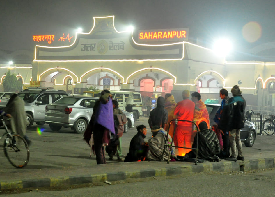 सहारनपुर में ठिठरती ठंड के चलते रेलवे स्टेशन परिसर में अलाव का सहारा लेते लोग सहारनपुर में ठिठरती ठंड के चलते रेलवे स्टेशन परिसर में अलाव का सहारा लेते लोग
