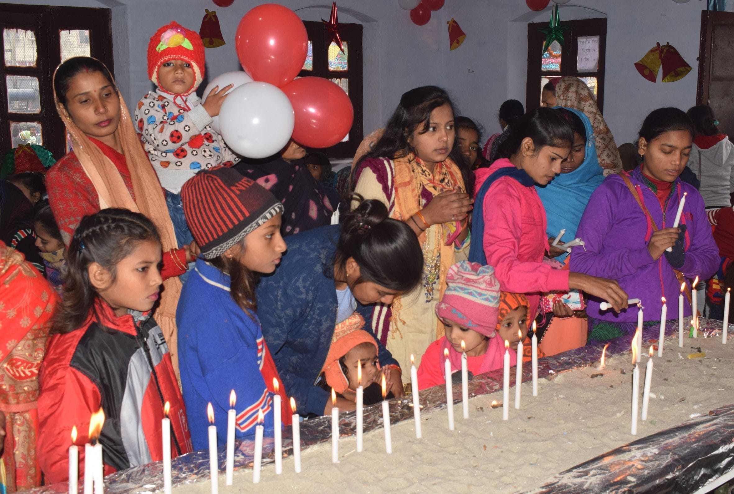 चर्च में कैंडल जलाते बच्चे। संवाद न्यूज एजेंसी चर्च में कैंडल जलाते बच्चे। संवाद न्यूज एजेंसी