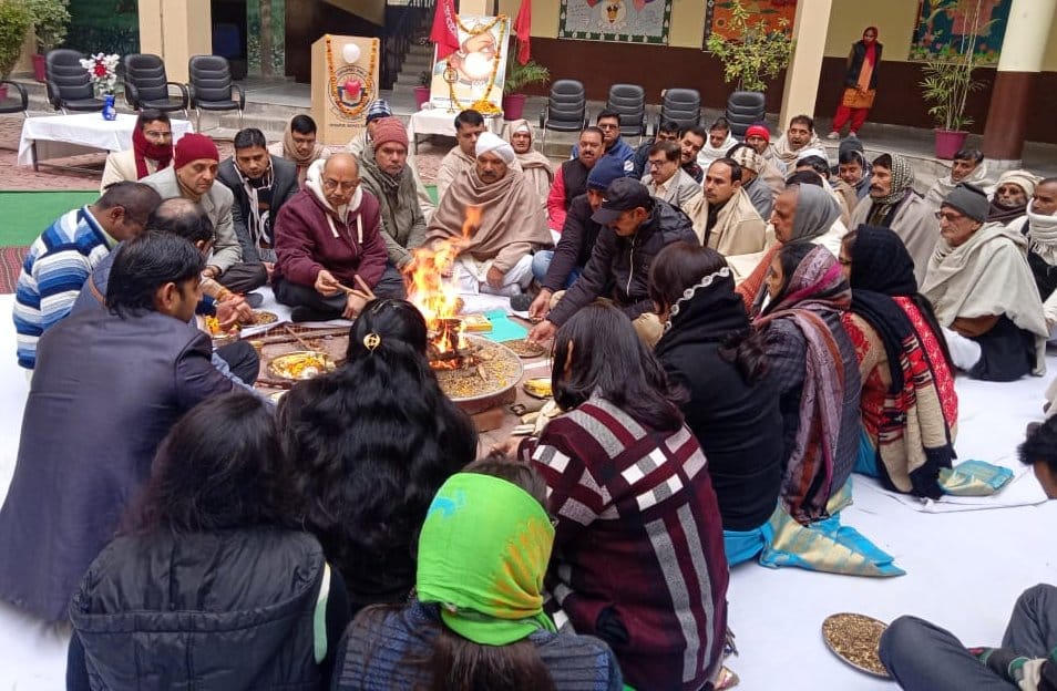 शामली महाराजा सूरजमल पब्लिक स्कूल में महाराजा सूरजमल के बलिदान दिवस पर हवन करते स्कूल प्रबंधक व ? शामली महाराजा सूरजमल पब्लिक स्कूल में महाराजा सूरजमल के बलिदान दिवस पर हवन करते स्कूल प्रबंधक व ?