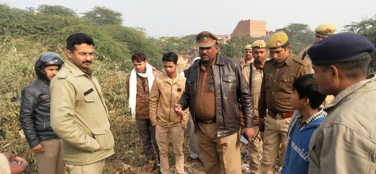 घटनास्थल पर जांच पड़ताल करते एसपी।